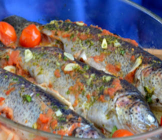 Trucha rellena de jamón y tomate al horno