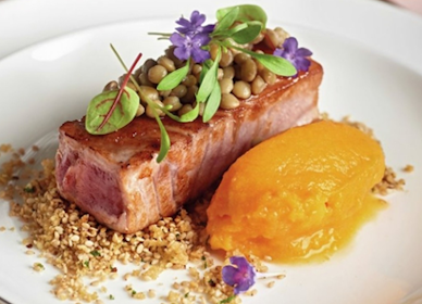 Atún con costra caramelizada y puré de calabaza
