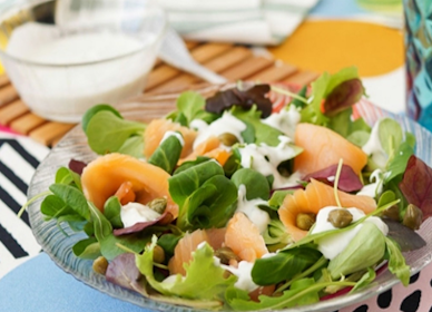 Ensalada de salmón con salsa roquefort