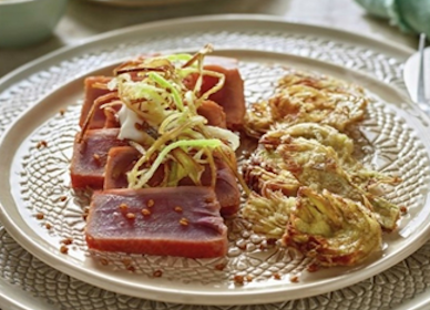 Tataki de atun con alcachofas y puerro
